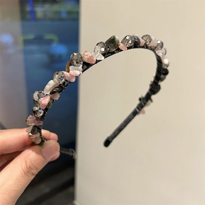 Cerchietto fatto a mano con cristalli rosa e pietre grigie per un'acconciatura elegante
