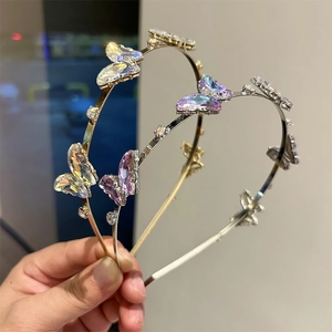 Détail du serre-tête papillon avec cristaux violets et montures dorées ou argentées