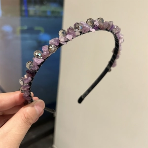 Cerchietto fatto a mano con cristalli viola e perle grigie su filo metallico nero