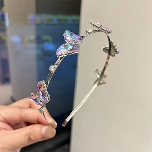 Détail de serre-tête argenté avec papillons violets dégradés et strass brillants décoratifs