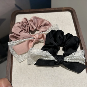 Chouchou en Satin Avec Nœud en Dentelle et Fausses Künstliche Perles Accessoire Cheveux Style Français Élégant