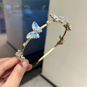 Serre-tête doré élégant orné de papillons en cristal irisé avec finition aurore boréale