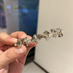 Macro di una clip per capelli in cristallo fatta a mano con strass grigi e chiari