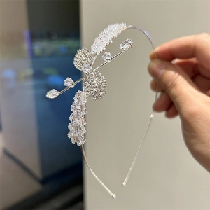 Serre-tête élégant en argent avec motifs papillons et feuilles en zircone