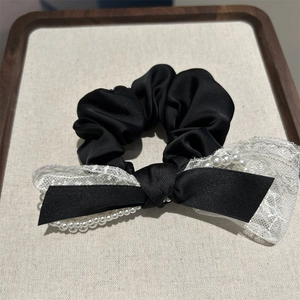 Chouchou en soie noire élégant avec nœud en satin, dentelle et perles blanches