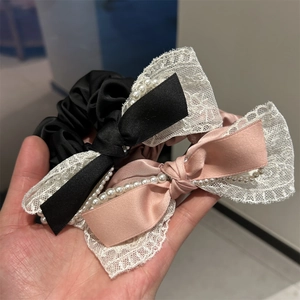 Chouchous nœuds en satin élégants avec dentelle et perles en noir et rose