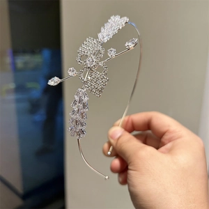 Serre-tête papillon en cristal étincelant avec cadre en argent et détails en zircone