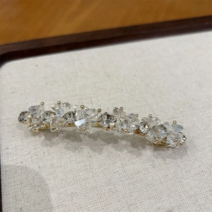 Dettaglio del fermaglio per capelli in cristallo fatto a mano con pietre scintillanti