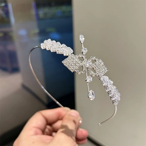 Gros plan des motifs géométriques en zircon et détails de feuilles sur ce serre-tête argent
