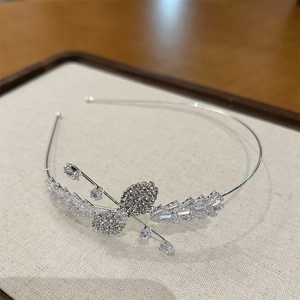 Gros plan d'un serre-tête en argent et zircon avec des strass fins en forme de papillon