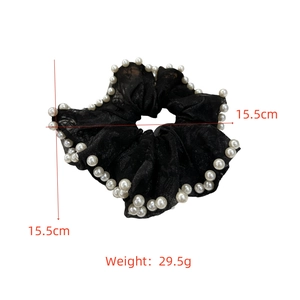 Détail du chouchou en dentelle noire avec perles, mesurant 15,5 cm et pesant 29,5 g
