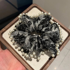 Chouchou élégant en dentelle noire à motifs floraux et perles blanches pour queue de cheval