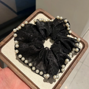 Chouchou élégant en résille noire avec bordure de perles blanches et soie brillante
