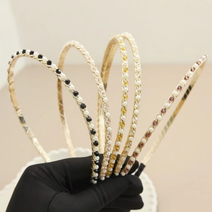 Détails de cinq serre-têtes fins en métal doré ornés de perles et de cristaux colorés