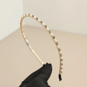 Détail du serre-tête baroque avec chaîne dorée, perles blanches et cristaux violets