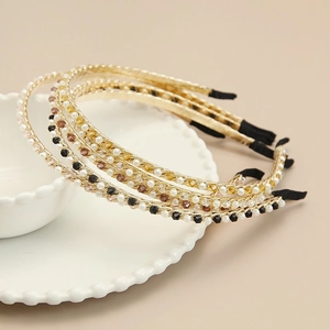 Détails de serre-têtes baroques avec perles et cristaux sur une assiette décorative