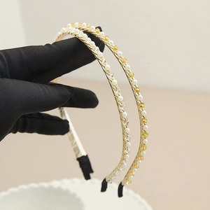 Détails de serre-têtes baroques avec perles et cristaux sur montures dorées