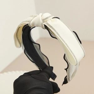 Elegante cerchietto largo a nodo in raso bianco con lussuosi decori in strass lucidi