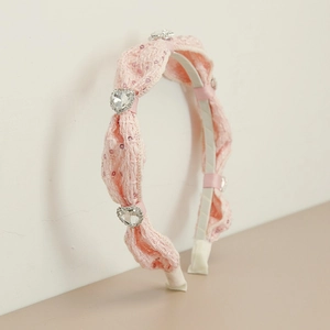 Rosa plissiertes Stirnband mit großen herzförmigen Strasssteinen und glänzenden Pailletten