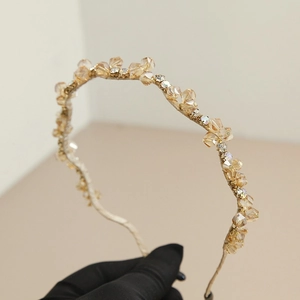 Serre-tête ondulé élégant avec perles de champagne sur fil doré pour un style de luxe