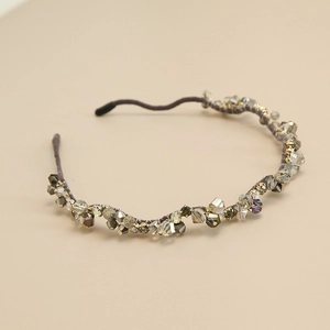 Détail de serre-tête fait main avec perles de cristal gris fumé et violettes chic