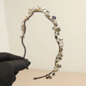 Vue détaillée d'un serre-tête en cristal fait main avec perles scintillantes au style chic