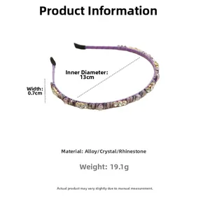 Détail montrant la largeur de 0,7 cm et le diamètre de 13 cm du serre-tête violet