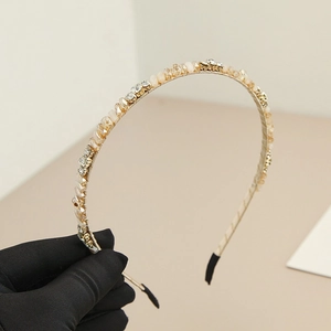 Détail du serre-tête en cristal champagne avec strass scintillants et ruban de soie doux