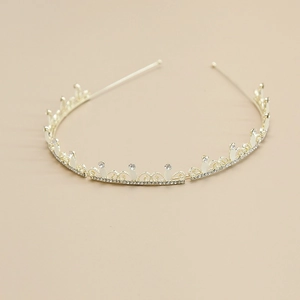 Nahaufnahme des goldene Diadem-Haarreifs mit Strass und tropfenförmigen Details