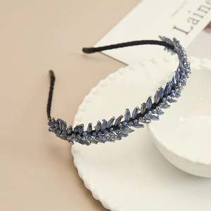 Détail des perles en cristal bleu dégradé sur un serre-tête artisanal délicat