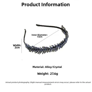 Détail du serre-tête en cristal bleu montrant le diamètre de 13cm et largeur de 2cm