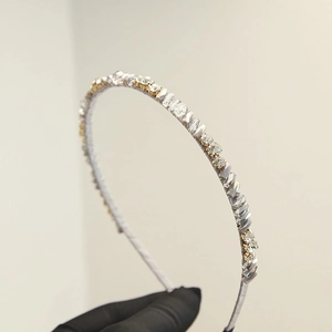 Gros plan sur un serre-tête en cristal gris scintillant avec strass faits à la main