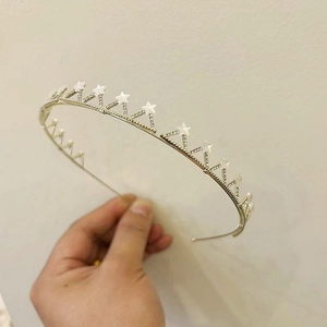 Eleganter goldener Stern Haarreif mit Strass und weißen Sternen für stilvolle Brautfrisuren