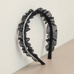 Elegante cerchietto in chiffon plissettato nero con perle bianche e strass brillanti