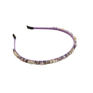 Serre-tête élégant en perles violettes avec cristaux et strass sur fond blanc