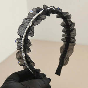 Cerchietto di lusso in mesh nera con perle bianche e cristalli a forma di cuore decorativi