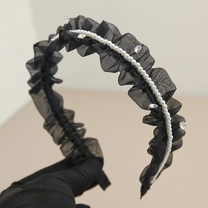 Dettaglio di fascia per capelli in organza con volant, perle e cristalli di lusso