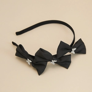 Eleganter schwarzer Satin-Haarreif mit drei Schleifen und silbernen Strass-Schmetterlingen