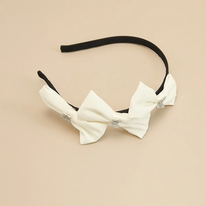 Eleganter Haarreif mit drei weißen Satin-Schleifen und silbernen Strass-Schmetterlingen