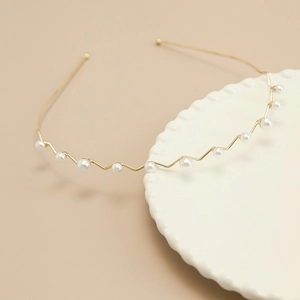 Elegante goudkleurige golvende haarband voor dames met witte kunstparels