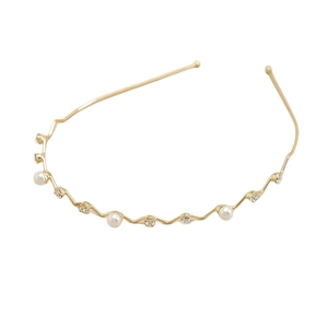 Elegante gouden golvende haarband met witte parels en fonkelende strass steentjes