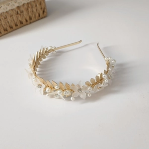 Serre-tête feuilles dorées style forêt avec fleurs blanches et perles pour mariée