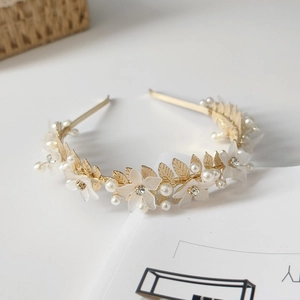 Serre-tête doré élégant avec fleurs blanches et perles pour accessoires cheveux de mariée