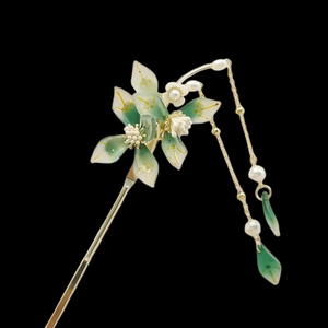 Elegant Chinese floral hair pin with green flower resin petals and pearl tassel pendant