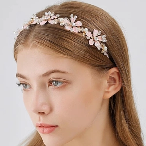 Détail du serre-tête fleurs roses avec perles et cristaux sur cadre doré brillant