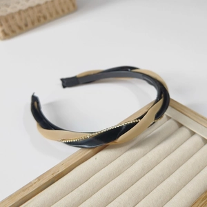 Twisted leather headband with rhinestones and anti-slip teeth in black and beige