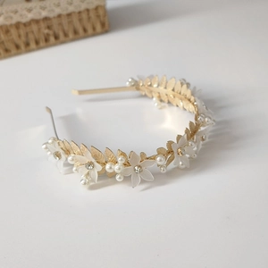 Serre-tête de mariée doré avec feuilles, fleurs blanches et perles pour coiffure chic