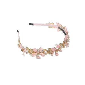 Serre-tête floral élégant avec pétales roses, perles et cristaux sur monture dorée