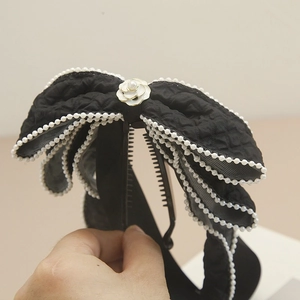 Elegante pinza tipo banana con lazo negro de cuadros y perlas blancas con camelia