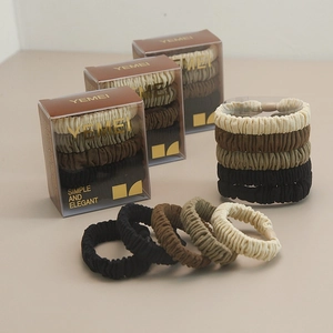 Lot de chouchous en tissu texturé aux tons terre incluant crème, marron, vert et noir